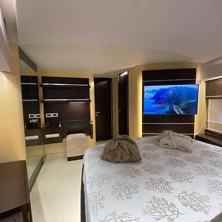 Exclusive Yacht - Azimut 86s Båthotell