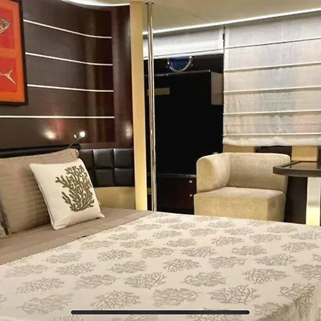 Bådhotel Exclusive Yacht - Azimut 86s *